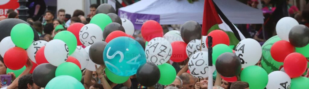 En la imagen protestas a favor de Gaza en el pregón de las Fiestas de la Virgen Grande de Torrelavega - (C) Foto: David Laguillo/CANTABRIA DIARIO