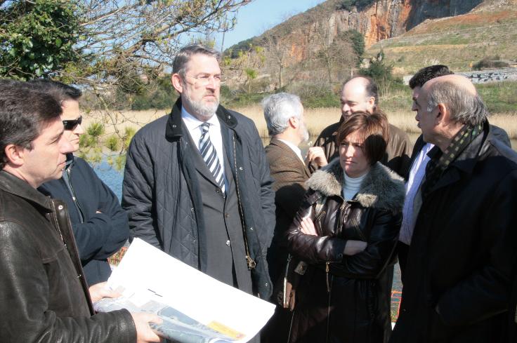  El delegado del Gobierno destaca la mejora de la carretera de Berria incluida en el Saneamiento de las Marismas