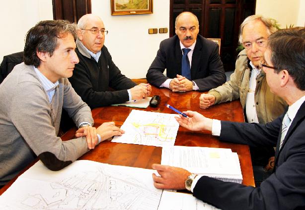 El Ayuntamiento solicita a Fomento una solución a la conexión peatonal de Cazoña y Valdecilla