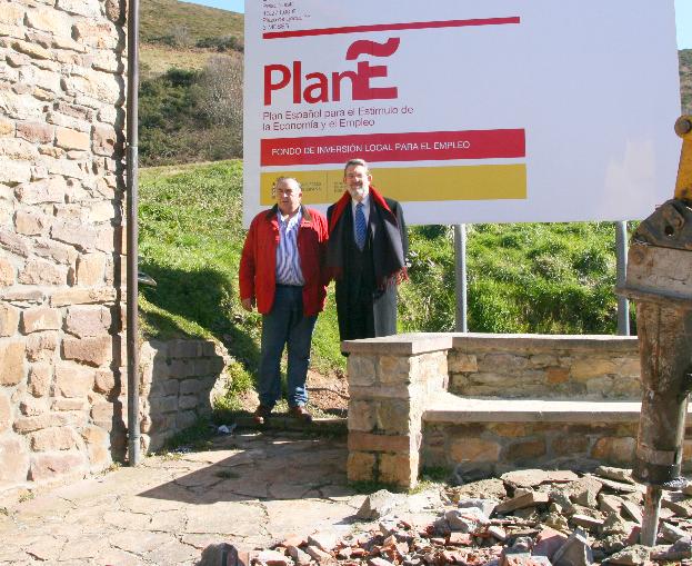  El delegado del Gobierno visita la obra de rehabilitación del edificio municipal en Ventorrillo (Pesquera)