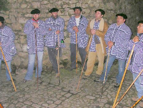 Los Marceros recorrieron el municipio de Santillana del Mar para cantarle a la primavera