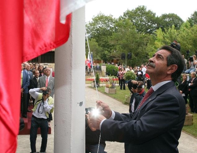 El Gobierno anima a los ciudadanos a participar en el homenaje a la bandera de Cantabria al cumplirse 30 años del primer izado oficial