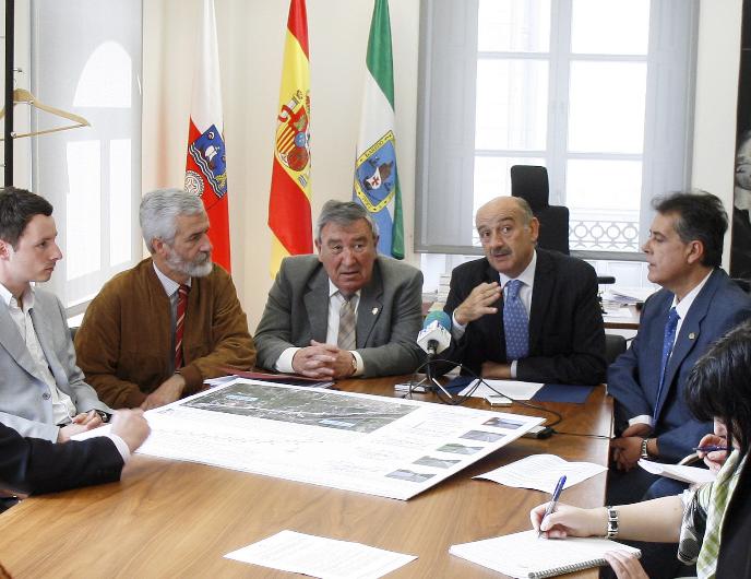  Mazón presenta en el Ayuntamiento de Laredo el proyecto de reforma y urbanización de la carretera Pesquera-Pelegrín