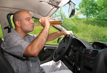 Un conductor bebe alcohol al volante de un vehículo / Vladimir Mucibabic / FOTOLIA.COM