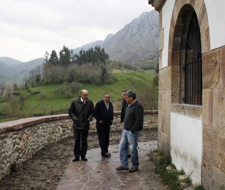  La Consejería de Obras Públicas rehabilita el entorno de la iglesia de Quintanilla, en Lamasón