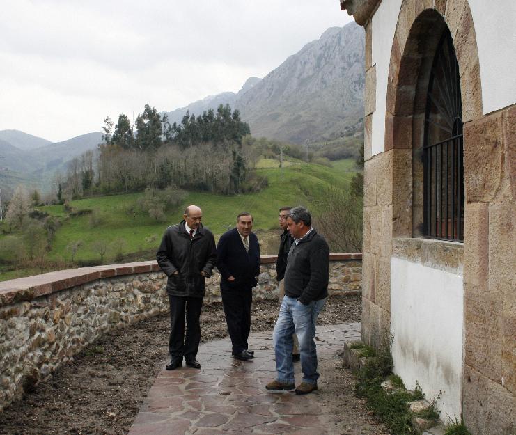 La Consejería de Obras Públicas rehabilita el entorno de la iglesia de Quintanilla, en Lamasón