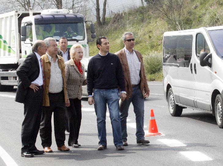 Mazón inspecciona las obras de mejora de las carreteras Beranga-Noja y Galizano-Puente de La Venera
