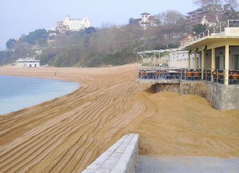 Costas restaura la playa de la Magdalena con el movimiento de más de 5.000 metros cúbicos de arena