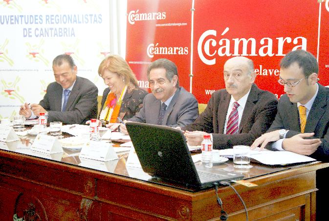  Revilla confirma la apuesta del Gobierno de Cantabria por el desarrollo industrial de la comarca del Besaya