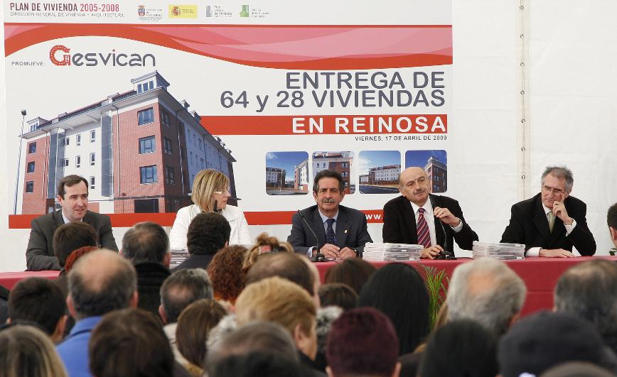  Reinosa: Noventa y dos familias reciben 92 viviendas promovidas por la empresa pública GESVICAN en la calle Sorribero