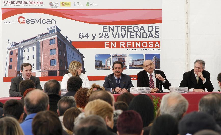 Reinosa: Noventa y dos familias reciben 92 viviendas promovidas por la empresa pública GESVICAN en la calle Sorribero