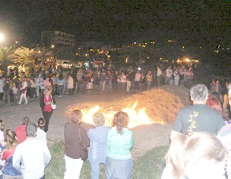  Suances acogió a muchas personas disfrutando la noche de San Juan