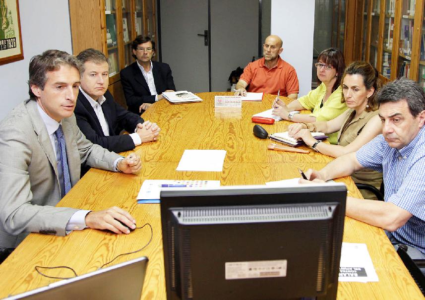 El alcalde presenta a UGT las medidas del Ayuntamiento de Santander contra la crisis