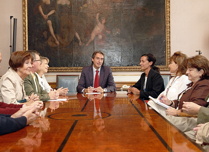  De la Serna se compromete a declarar la Alameda de Oviedo parque singular