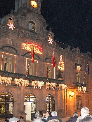 Iluminación de la fachada del Ayuntamiento de Torrelavega, en fotografía de María González