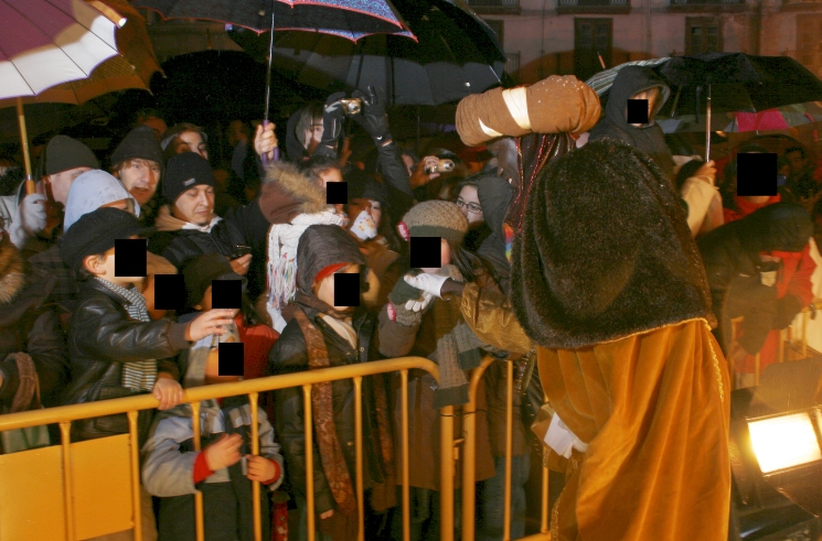 Los Reyes Magos fueron a pie parte del recorrido y saludaron a muchos niños y niñas