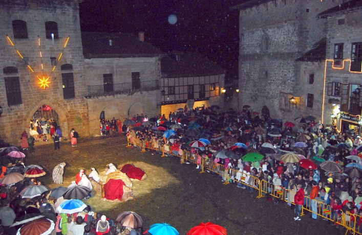  Miles de personas disfrutan la noche más mágica de Santillana del Mar