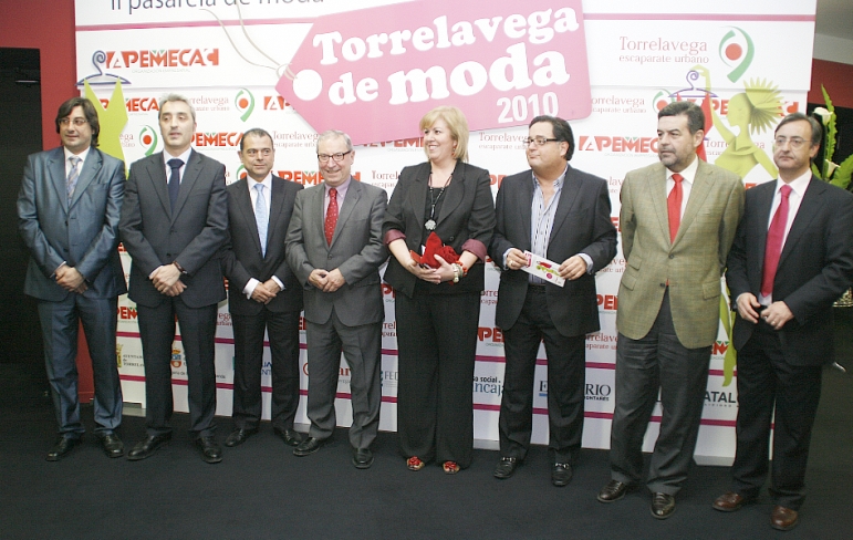 De izquierda a derecha: Luis Rivavelarde (Torrelavega Centro Abierto), Fernando Toyos (Director general de Comercio), Antonio Fernández Rincón (Cámara de Comercio), Miguel Ángel Palacio (Presidente del Parlamento), Blanca Rosa Gómez Morante (Alcaldesa de Torrelavega), Miguel Rincón (APEMECAC), Ángel Agudo (Consejero de Economía) y Pedro García Carmona (PRC)