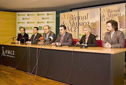 José Luis Ocejo, director de la Coral "Salvé" de Laredo; Pedro Ortiz, presidente del Consejo Territorial ONCE en Cantabria; Francisco Javier López Marcano, consejero de Cultura, Turismo y Deporte del Gobierno de Cantabria; Manuel Martínez, delegado territorial de la Organización; Reyes Lluch, responsable del Departamento de Promoción Artística de la ONCE, y Antonio Arnoriaga, jefe de Servicios Sociales para Afiliados de la ONCE en Cantabria