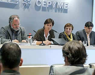 Dolores Gorostiaga, en la sede de CEOE-CEPYME con los responsables de ACESDE  (Foto: Lara Revilla) 