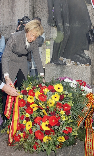 La Vicepresidenta depositó flores en homenaje a las víctimas del Campo de Concentración nazi