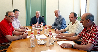 El consejero de Industria y Desarrollo Tecnológico, Juan José Sota, reunido esta mañana en la sede de la Consejería con miembros del comité de empresa de Gamesa  (Foto: Román Garcia) 