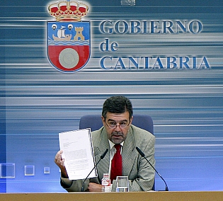 Ángel Agudo, durante la rueda de prensa, mostrando la comunicación del Banco de España/Foto: Román García