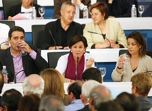 Dolores Gorostiaga (PSOE), en el centro de la imagen