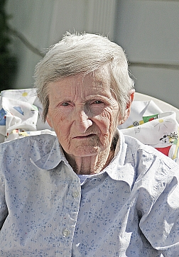 Una anciana, en fotografía de archivo (C) pixelcarpenter - PhotoXpress.com