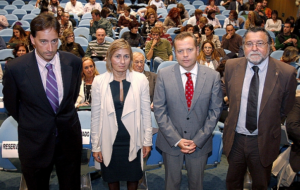 En la imagen, el consejero de Presidencia, junto al director general de Protección Civil, José Luis Gochicoa, y representantes del Colegio de Psicólogos