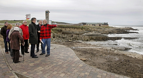 El alcalde visita Monte, acompañado por miembros de la asociación de vecinos