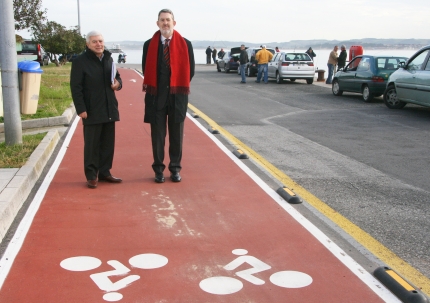 El delegado del Gobierno y el director de la obra junto al carril bici frente al Museo Marítimo financiado por el Fondo Estatal 2010