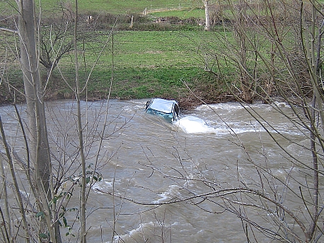 Un vehículo cae al río