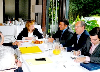Eugenia Gómez de Diego se reúne con los hosteleros