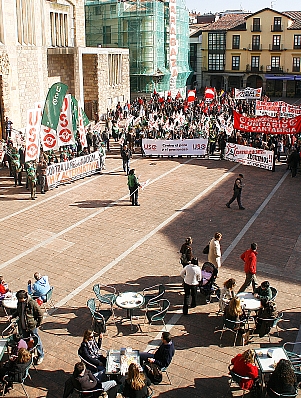 En la fotografía, personas observan la manifestación desde las terrazas de la Plaza Baldomero Iglesias 