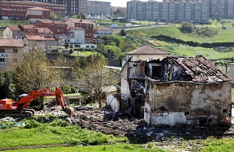 Comienza el derribo de la casa incendiada en Bajada de Polio