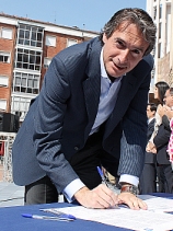 En la imagen, Íñigo de la Serna firma un Manifiesto por la Transparencia promovido por el PP