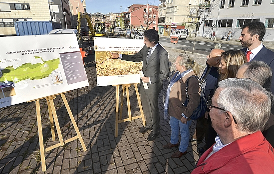 El alcalde muestra el plan a los vecinos