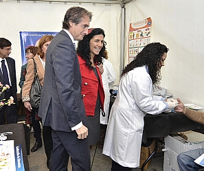 El alcalde de Santander, Íñigo de la Serna, visita la carpa