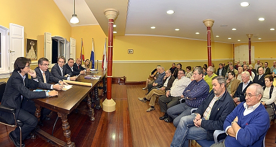 El alcalde se reúne con vecinos de Peñacastillo para informarles de obras en su zona