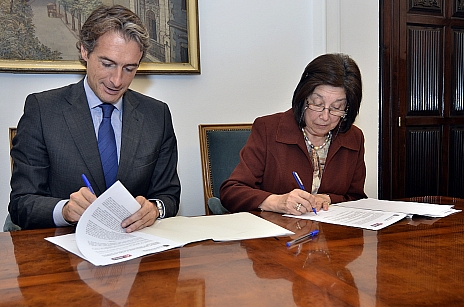 El alcalde firma el acuerdo con AMICA