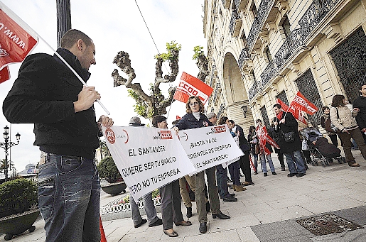 Los sindicatos denuncian despidos del Banco Santander en Cantabria