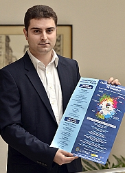 El concejal Daniel Portilla muestra el cartel con la programación del Centro Espacio Joven