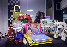 Los comerciantes de Alonso y Floranes entregan más de dos mil juguetes al Centro de Acogida «Princesa Letizia»
