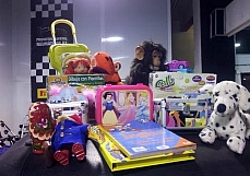 Los comerciantes de Alonso y Floranes entregan más de dos mil juguetes al Centro de Acogida "Princesa Letizia"