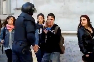 En la imagen, sin mediar provocación un agente agrede y rompe las gafas a un joven en Valencia/YouTube
