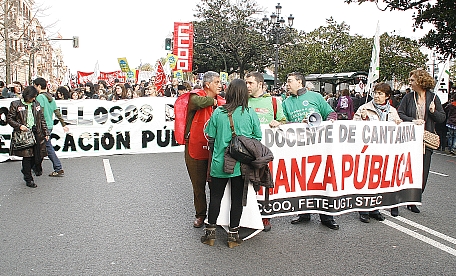 Cinco mil personas protestan en Santander contra los recortes en educación
