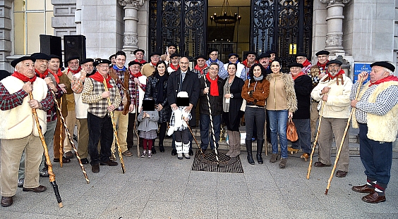 La plaza del ayuntamiento acoge la tradicional fiesta de las marzas