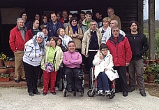Medio centenar de socios de Amica y Minuscan participan en una jornada de convivencia con caballos