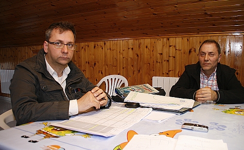 En la imagen, presidente y secretario de SOS Bebés Robados Cantabria / La Fiscalía desestimó documentos que demuestran irregularidades en casos de desapariciones de bebés